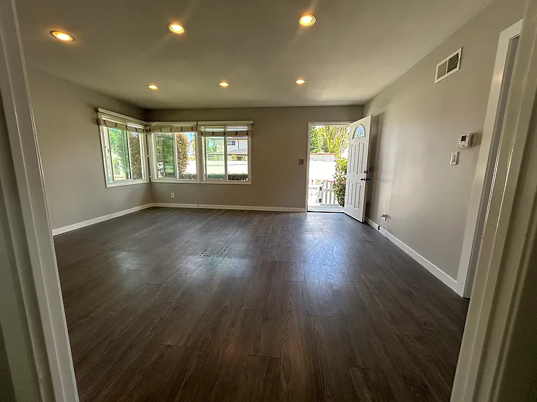 299 Robinhood Ln — Photo 9