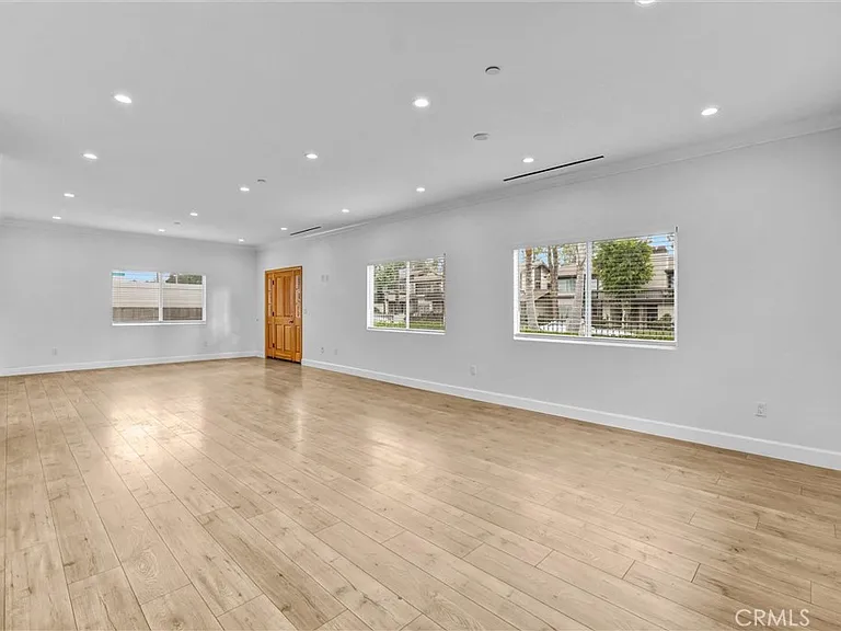 6711 Clybourn Ave — Photo 14