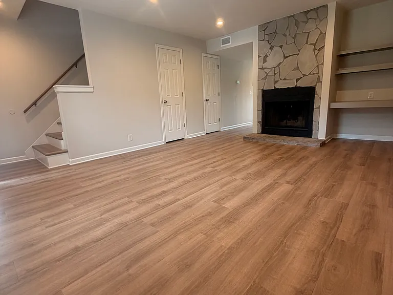 920 Emmett Ave — Photo 2