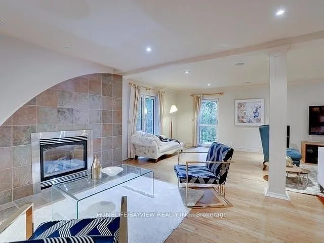 45 Aldershot Cres — Photo 4
