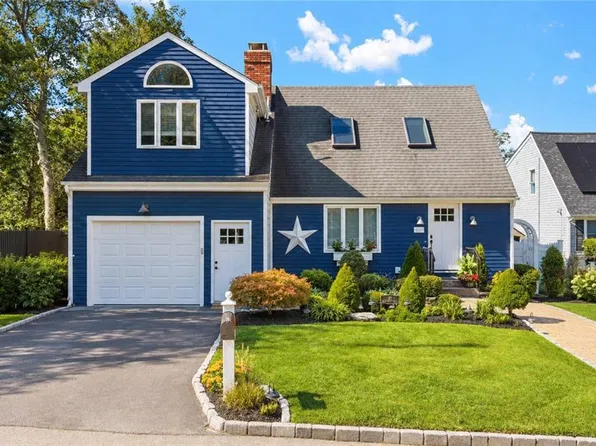 22 King Phillip St, Portsmouth, RI 02871