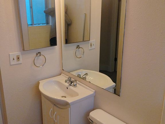 Upper level restoom.