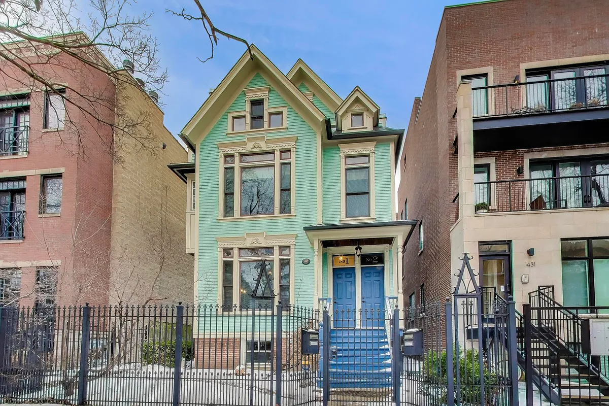 Photo 2 of 38 - 1429 W Roscoe St #1 - Chicago, IL Building Photo - 1429 W Roscoe St #1