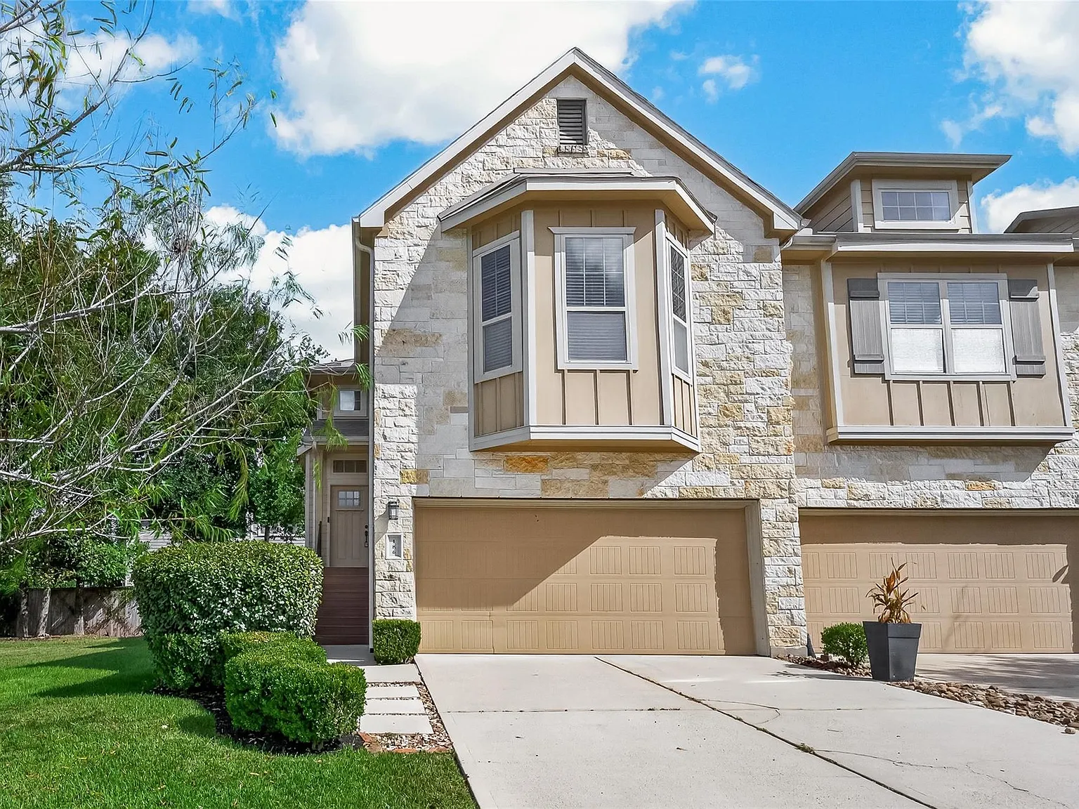 3 bed, 2.5 bath, 1924 sqft, $2,300 — Photo 1