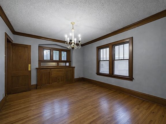 3rd image of 1156 W Marshall Ave