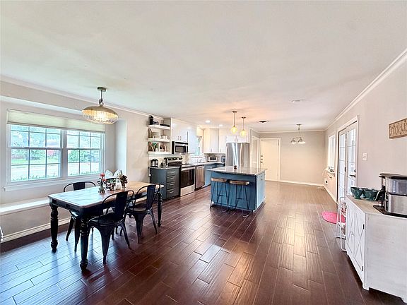 2nd image of 933 Avenue F