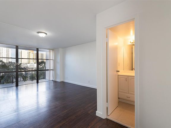 5th image of 1000 Parkview Dr APT 302