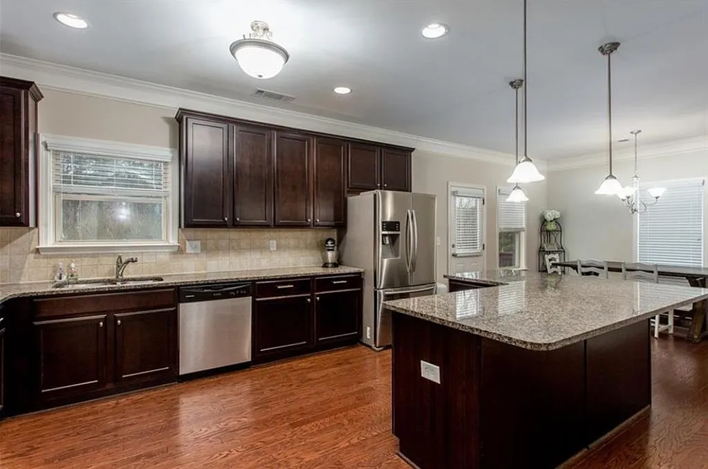 4 bed, 3.0 bath, 2442 sqft, $2,700 — Photo 2