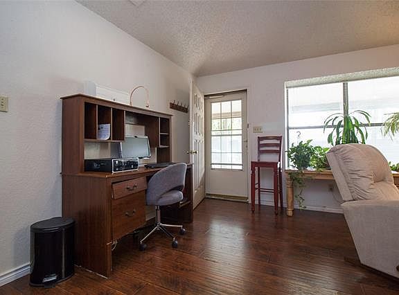 5th image of 205 Skelton St
