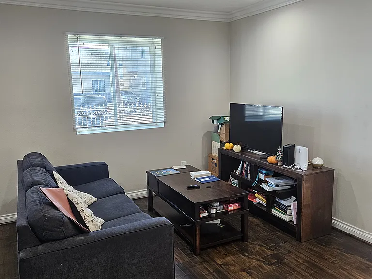 3519 S Budlong Ave — Photo 5