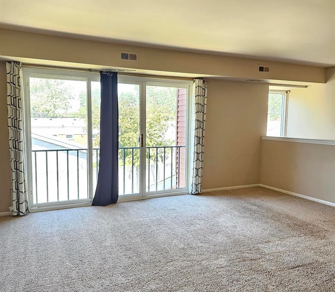 2 bed, 1000 sqft, $1,400 — Photo 3