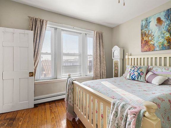 4th image of 304 Shirley St