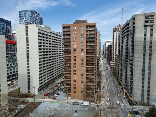 475 Laurier Ave W #1703, Ottawa, ON K1R 7X1