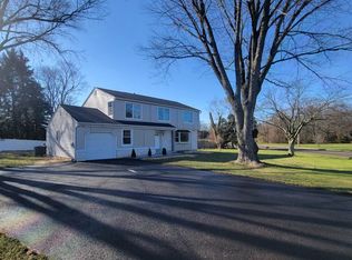 1009 Log College Dr, Warminster, PA 18974