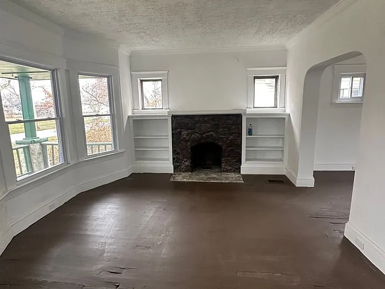 12327 Phillips Ave — Photo 3