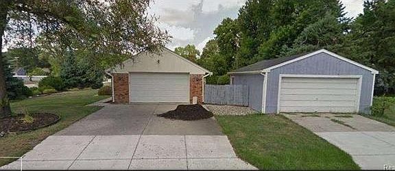 Side View - 2 Garages. 31313491