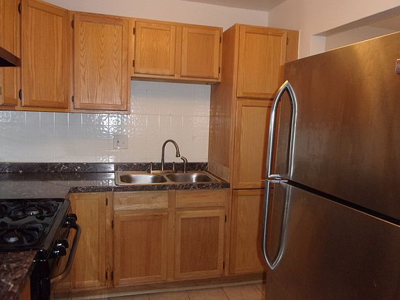 3rd image of 9S040 Lake Dr APT 106