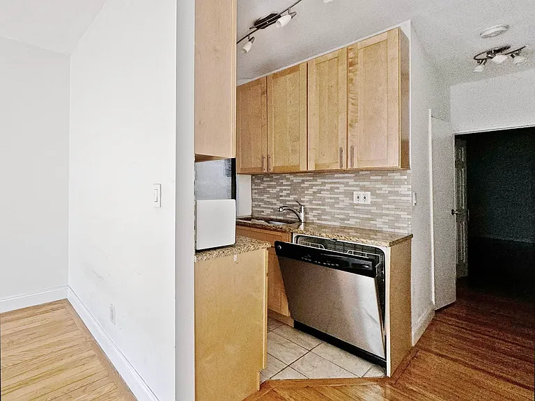 333 W 19th St #1F — Photo 3