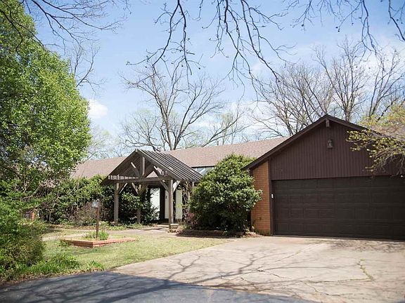 2nd image of 2411 Tanglewood Cir