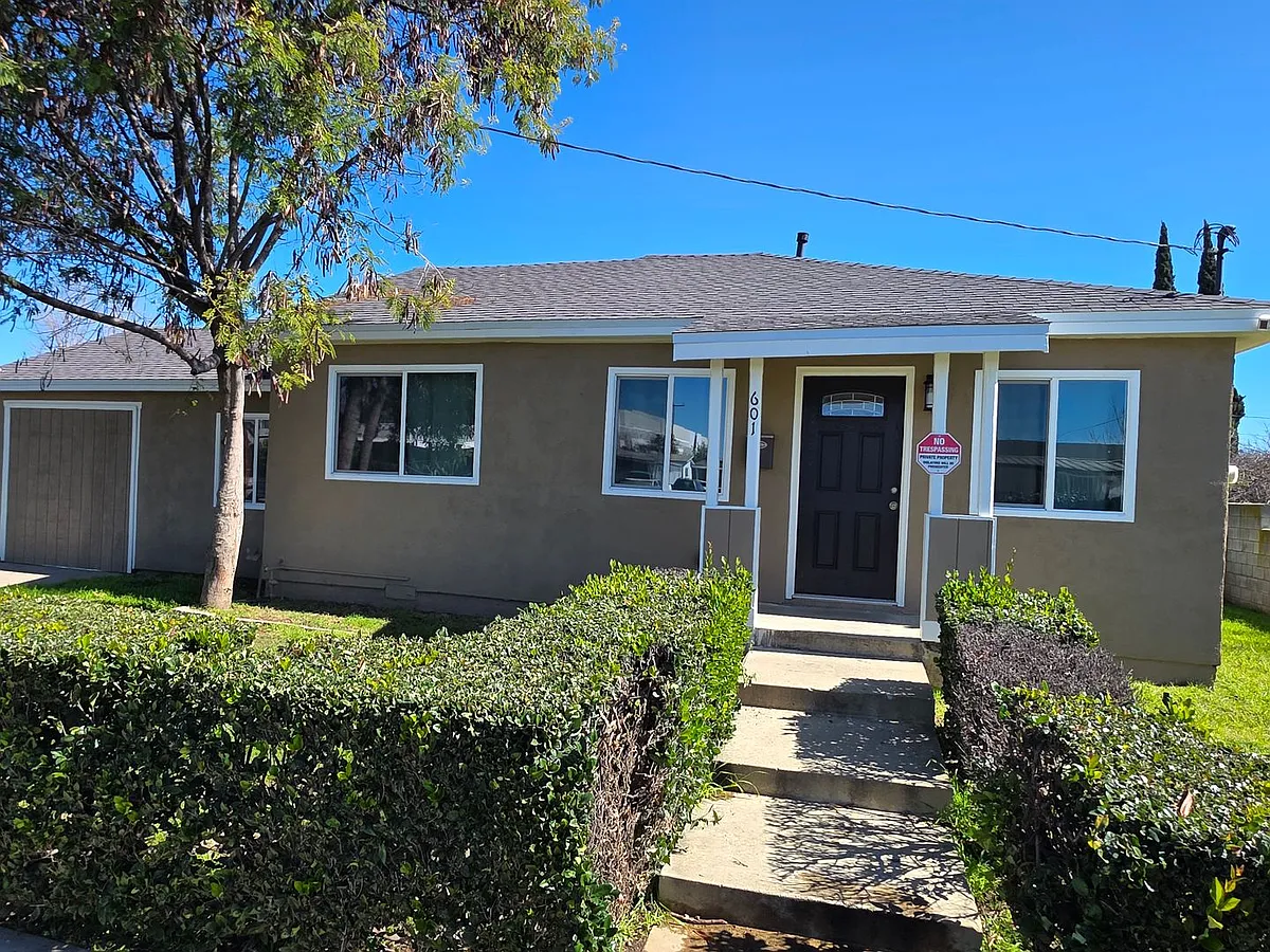 Building Photo - 601 S Cypress Ave