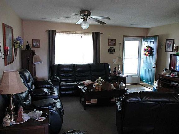 5th image of 102 Hastings Ave
