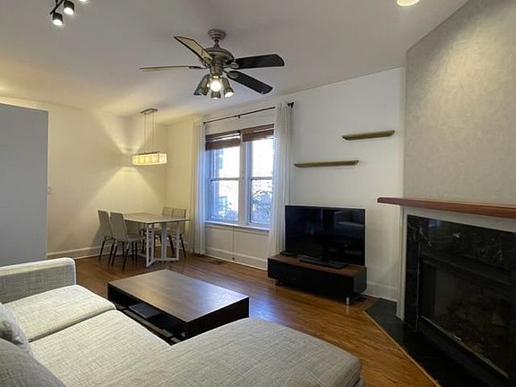 4th image of 2022 N Burling St #205