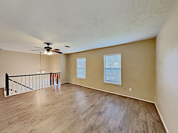 4th image of 504 E Castle Harbour Dr