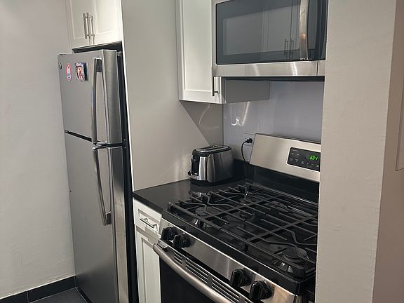 4th image of 200 E 72nd St #Phe