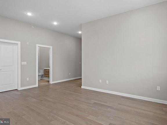 2nd image of 418 Jefferson Ave #9