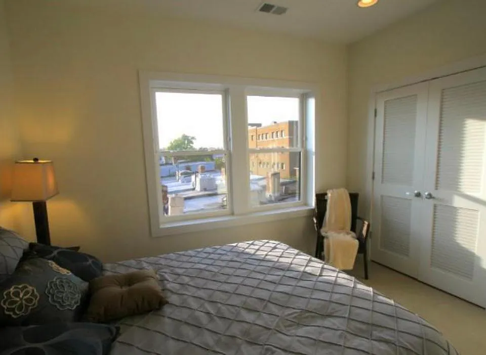 732 Lamont St NW #402