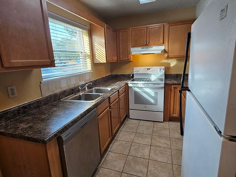 1325 W 12th St #B2 — Photo 2
