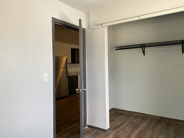 2302 S Saint Clair Ave — Photo 17