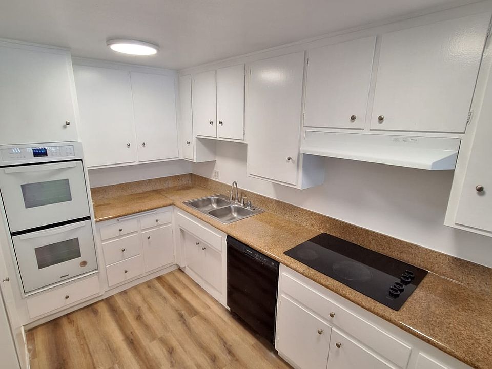 1st image of 13907 Oxnard St #2B-2Ba