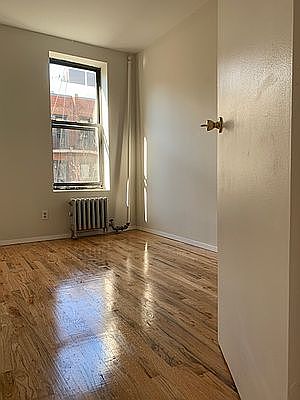 4th image of 208 Thompson St #15