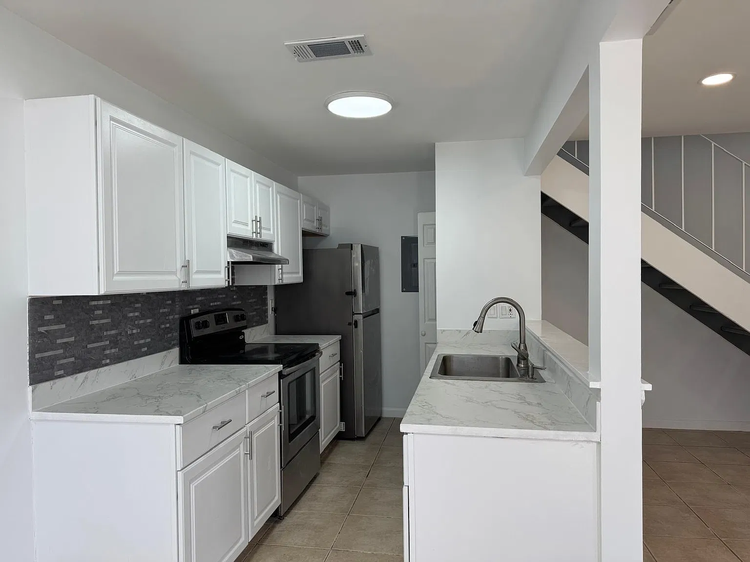 2 bed, 1.0 bath, 980 sqft, $1,750 — Photo 2