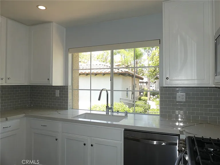 11 Via Pausa — Photo 4