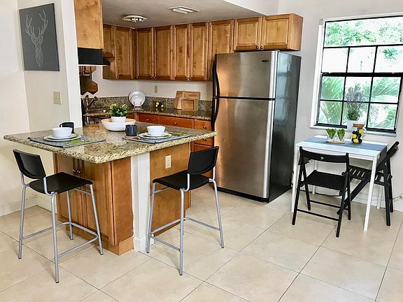 2nd image of 2705 NE 9th Ave APT 204