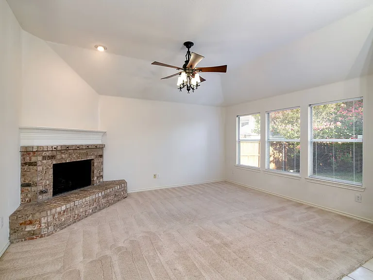 1621 Oak Brook Ln — Photo 9
