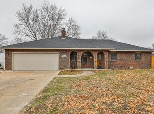 1930 S Hedgewood Dr, Bolivar, MO 65613