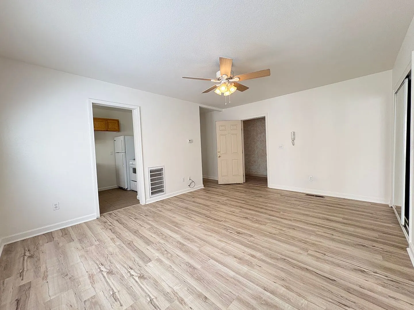 Charming 2 Bedroom Apartment in Downtown Lodi — Photo 4