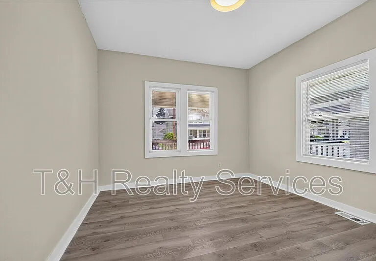 320 W 39th St — Photo 17