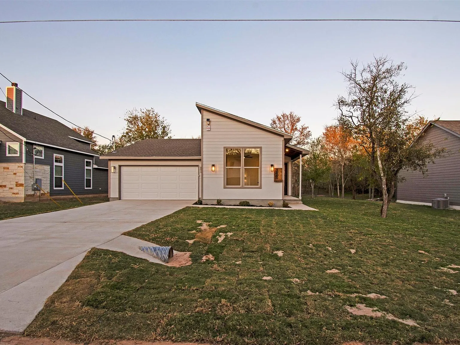 4 bed, 2.0 bath, 2016 sqft, $2,200 — Photo 1