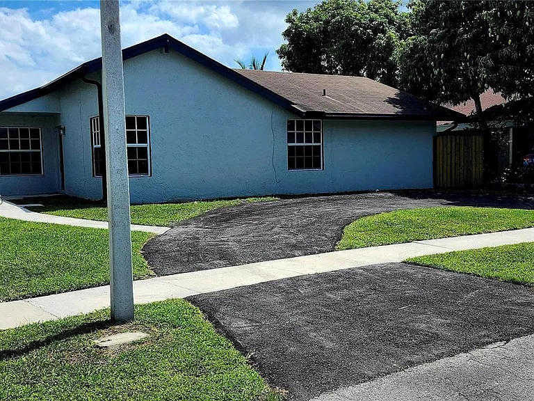 8120 SW 4th Ct — Photo 3