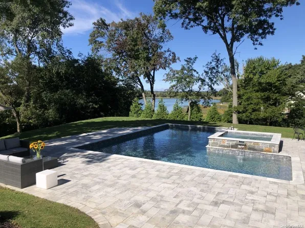 17 Bridge Road, Setauket, NY 11733