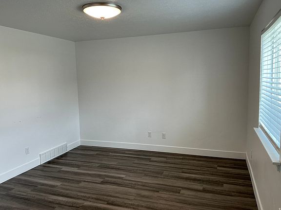 2nd image of 601 N Shay Ln W