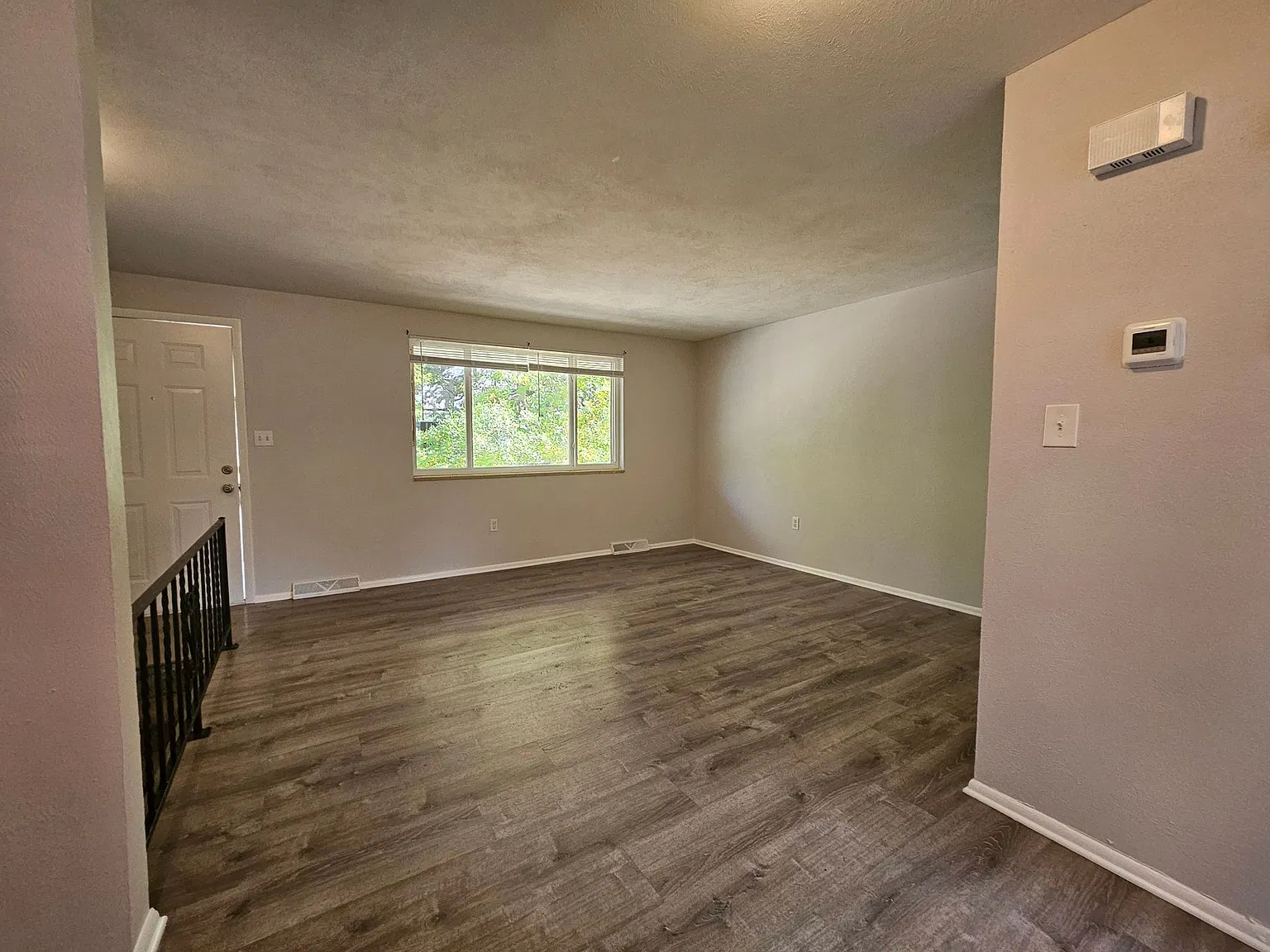 Arvada Pet Friendly 3 Bed 2 Bath Duplex w/ Washer/Dryer! — Photo 3