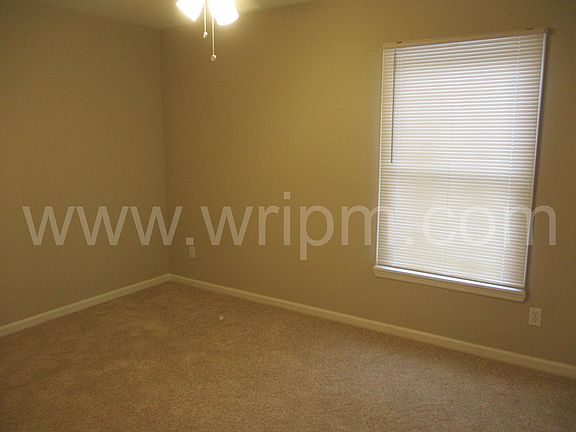 3rd image of 102 W Holly Ln