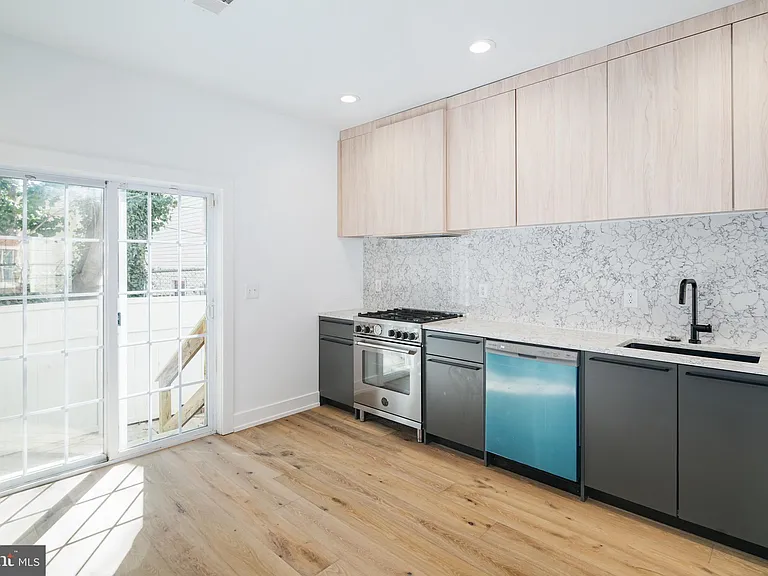 1532 Catharine St — Photo 2