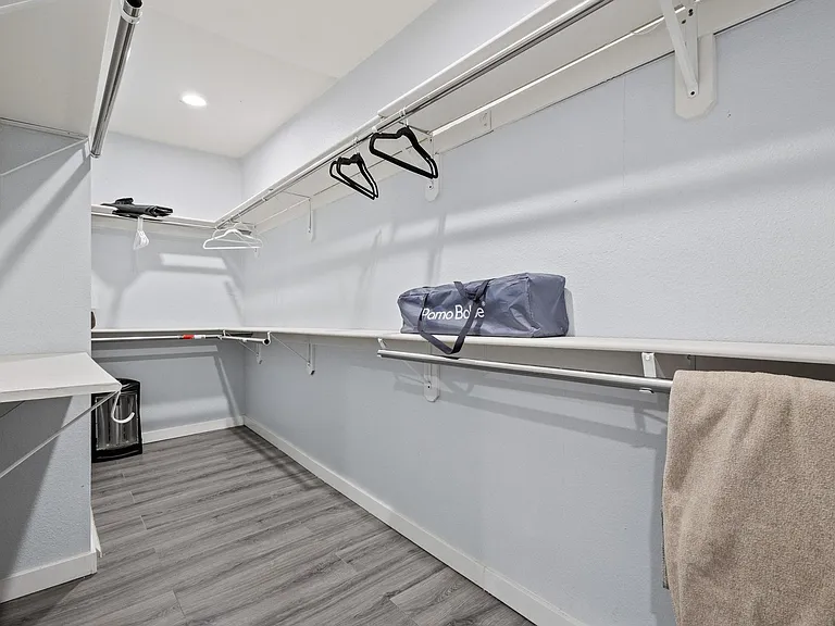 Main bedroom Large walk in closet