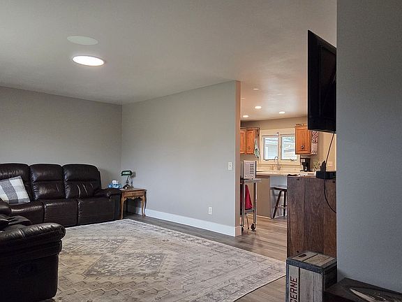 4th image of 308 1st Ave